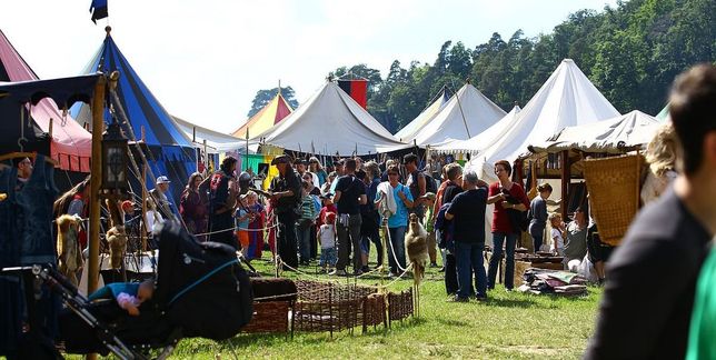 Beim Mittelaltermarkt der Ritterspiele in Mönsheim können Besucher zwischen Zelten, Handwerksständen und Gauklern in die Welt des Mittelalters eintauchen. Bild: Reitschule Popp